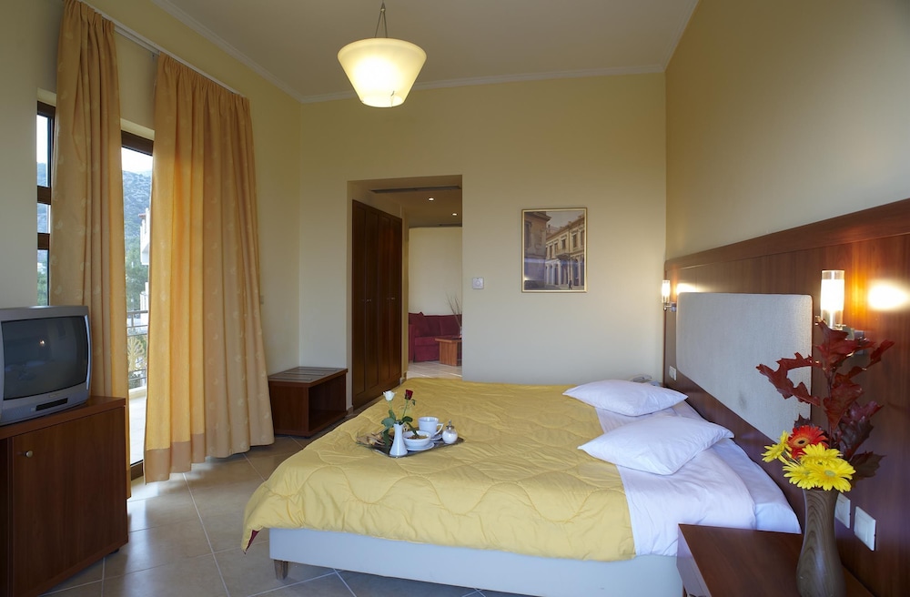 Parnis Palace Hotel Suites 10/25