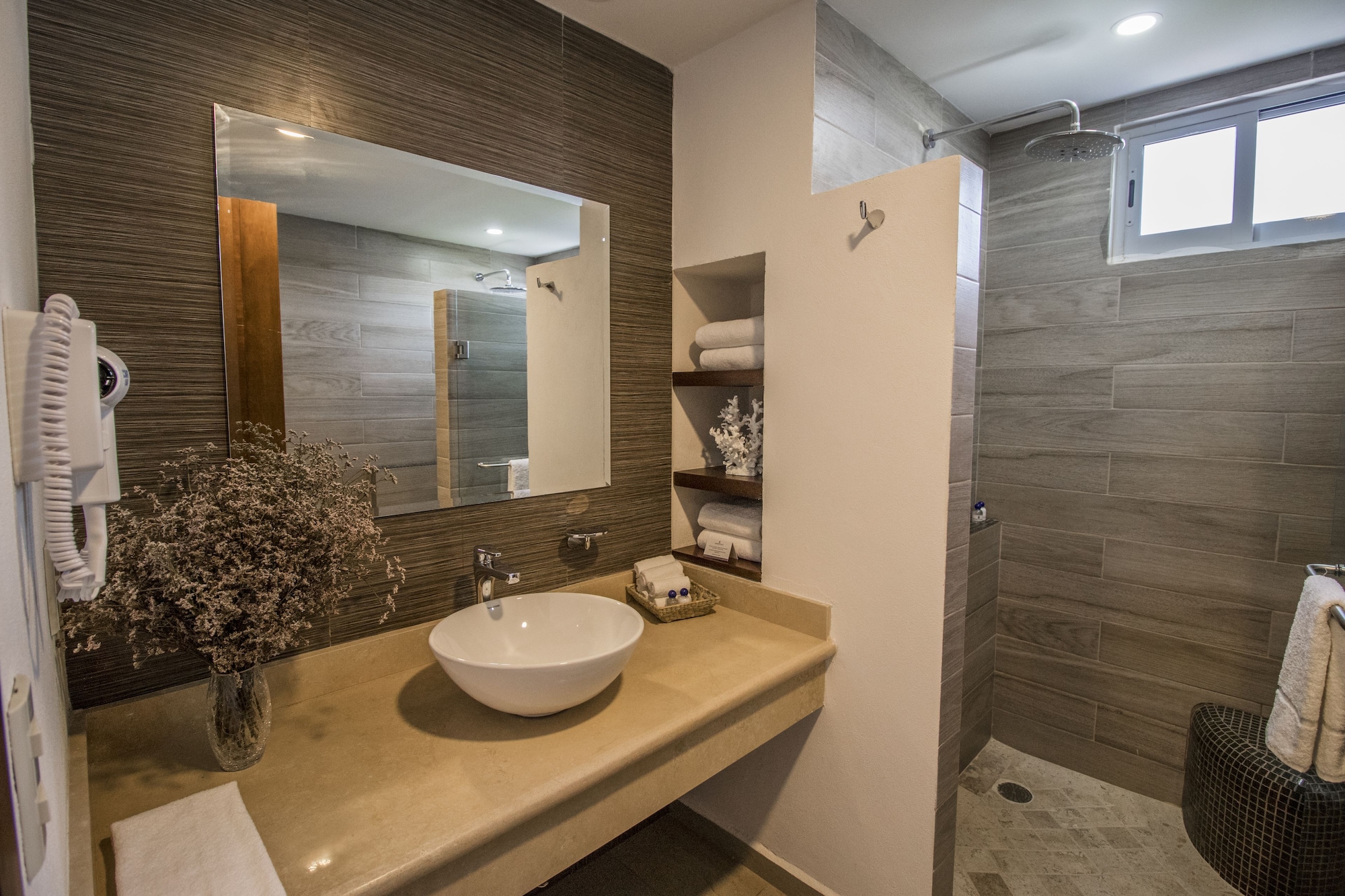Master, Suite, 1 King and 2 Queen Beds, Ocean View، Hotel Grand Paramar 5/5