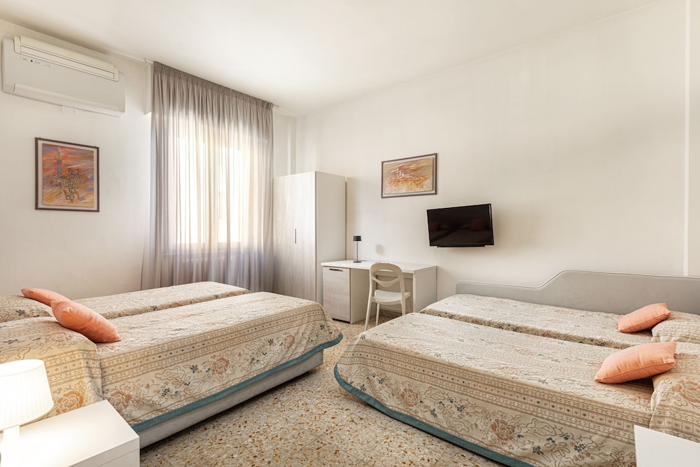 غرفة رباعية بسرير مزدوج وسريرين منفصلين، Hotel Minerva 3/5