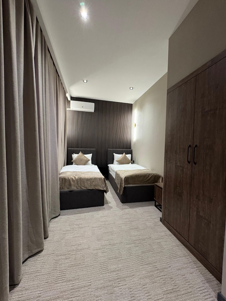 Twelve Inn Hotel 23/40