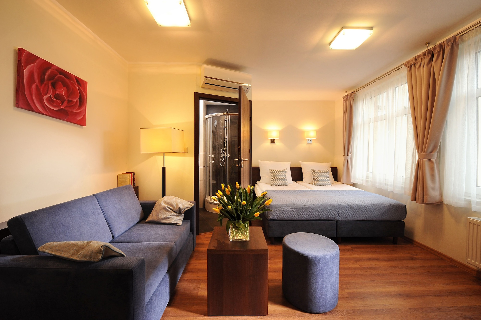 ROOM, TWIN BEDS