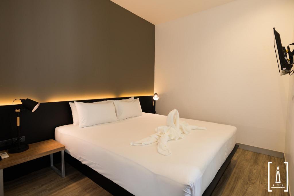 Room, King Bed, Street View