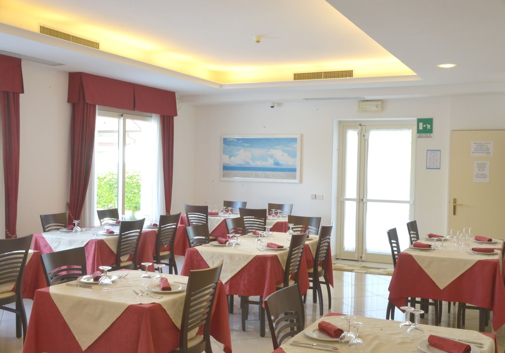 Pigalle Hotel 52/64