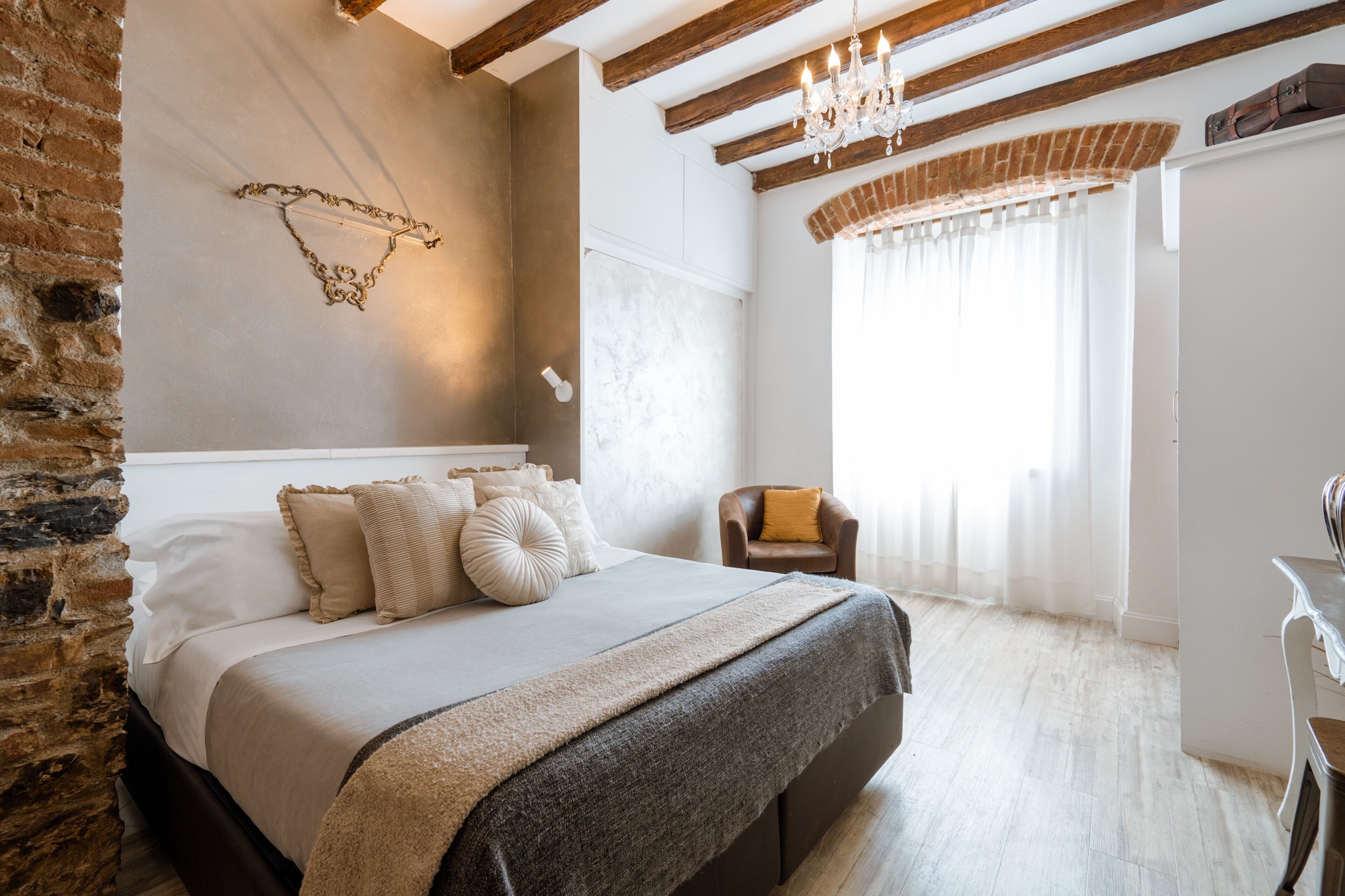 ROOM, QUEEN BED, SOFA, XL