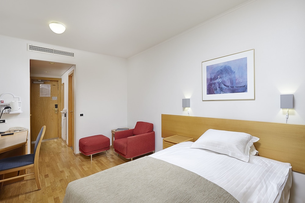 ROOM, TWIN BEDS
