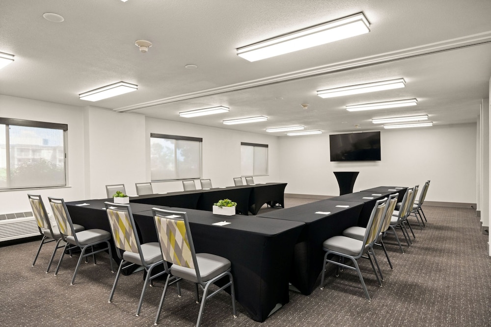 Oxford Suites Redding 57/64