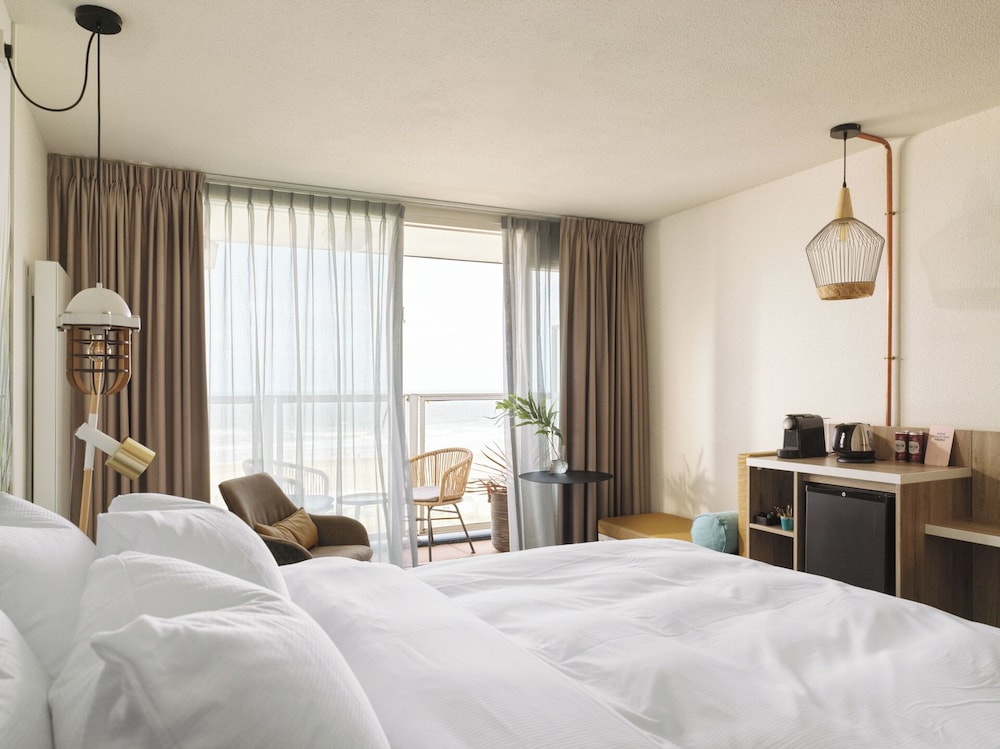 COMFORT, KING BED, PARTIAL OCEAN VIEW