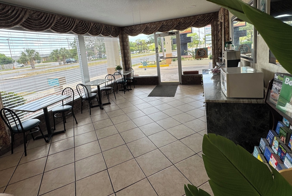 Hole Inn the Wall Hotel - Sunset Plaza - Fort Walton Beach 25/50