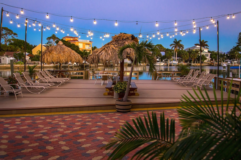 Bay Palms Waterfront Resort - Hotel and Marina 65/70
