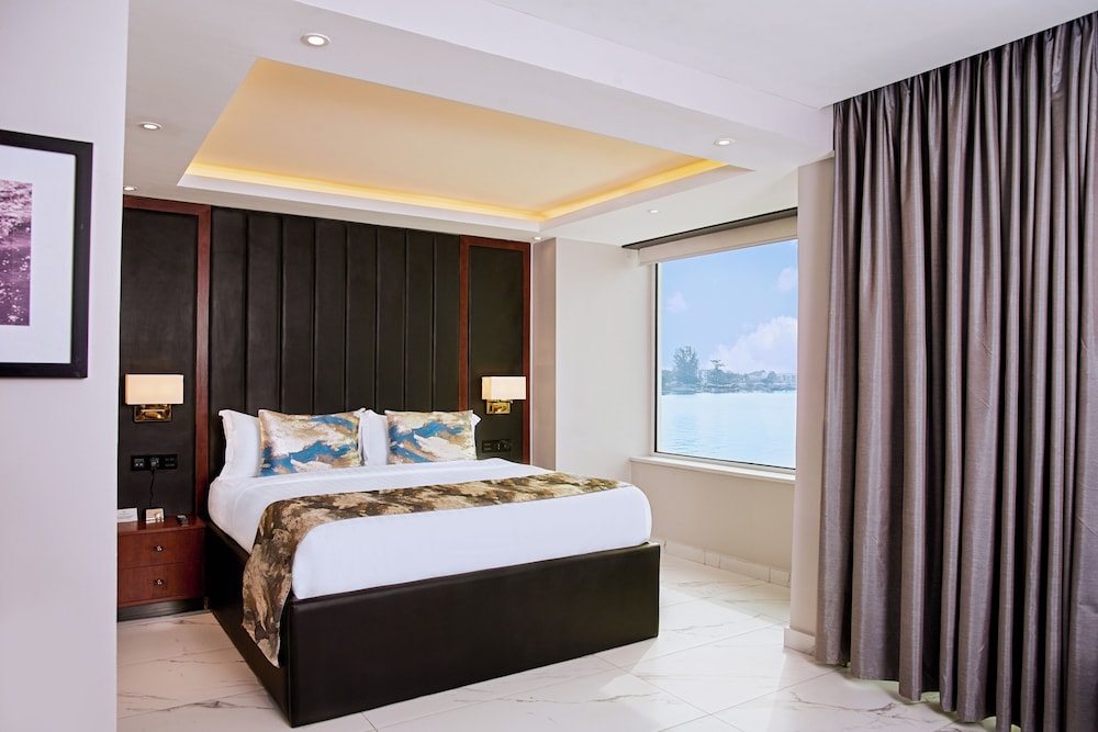 The Yacht Hotel 18/49