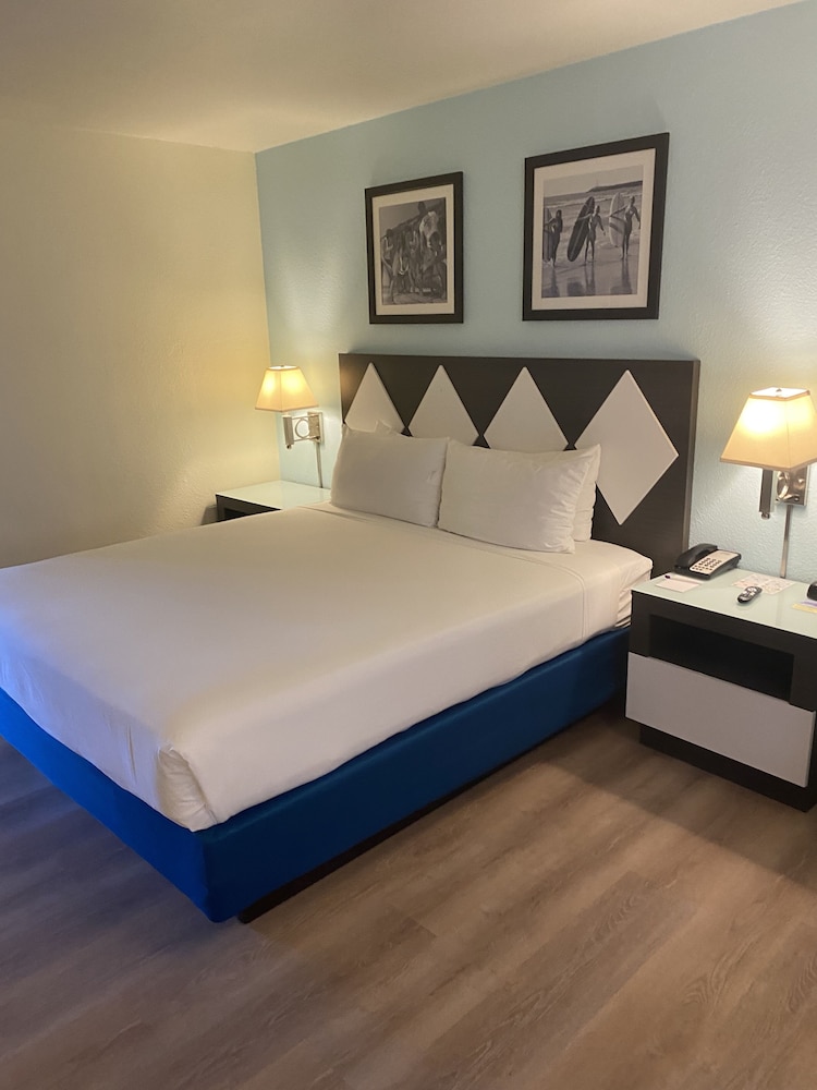 DELUXE, KING BED, POOL VIEW, POOL SIDE