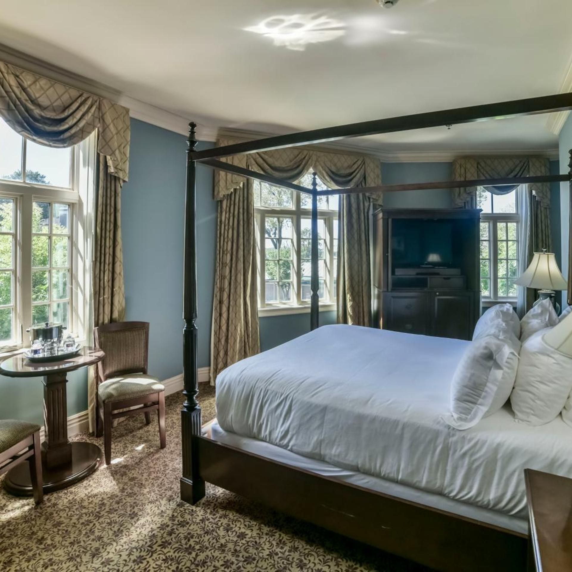 SUPERIOR, QUEEN BED