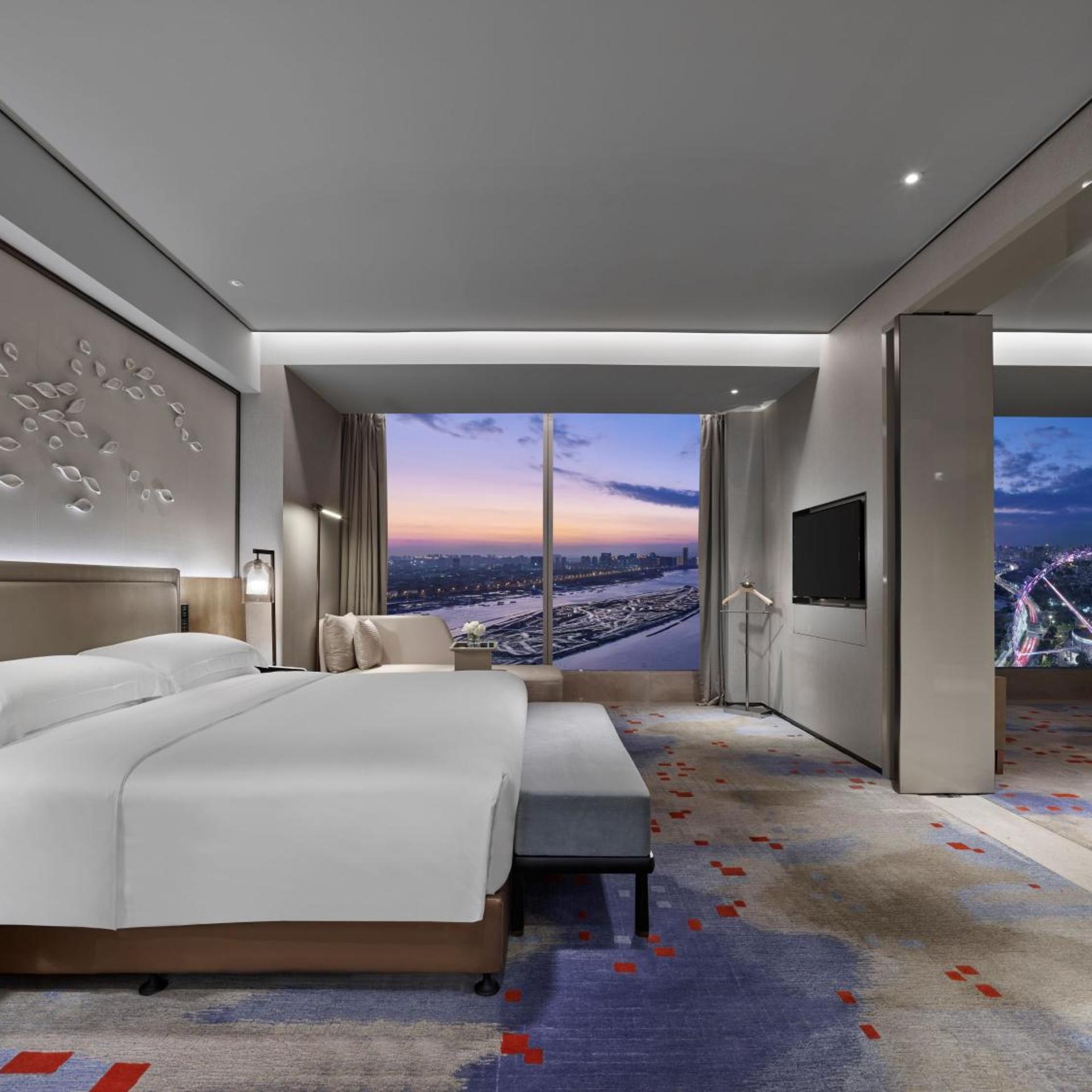 1 Bedroom, Suite, King Bed, Sky Wave View