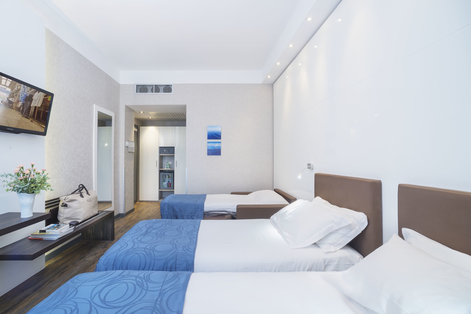 ROOM, QUADRUPLE
