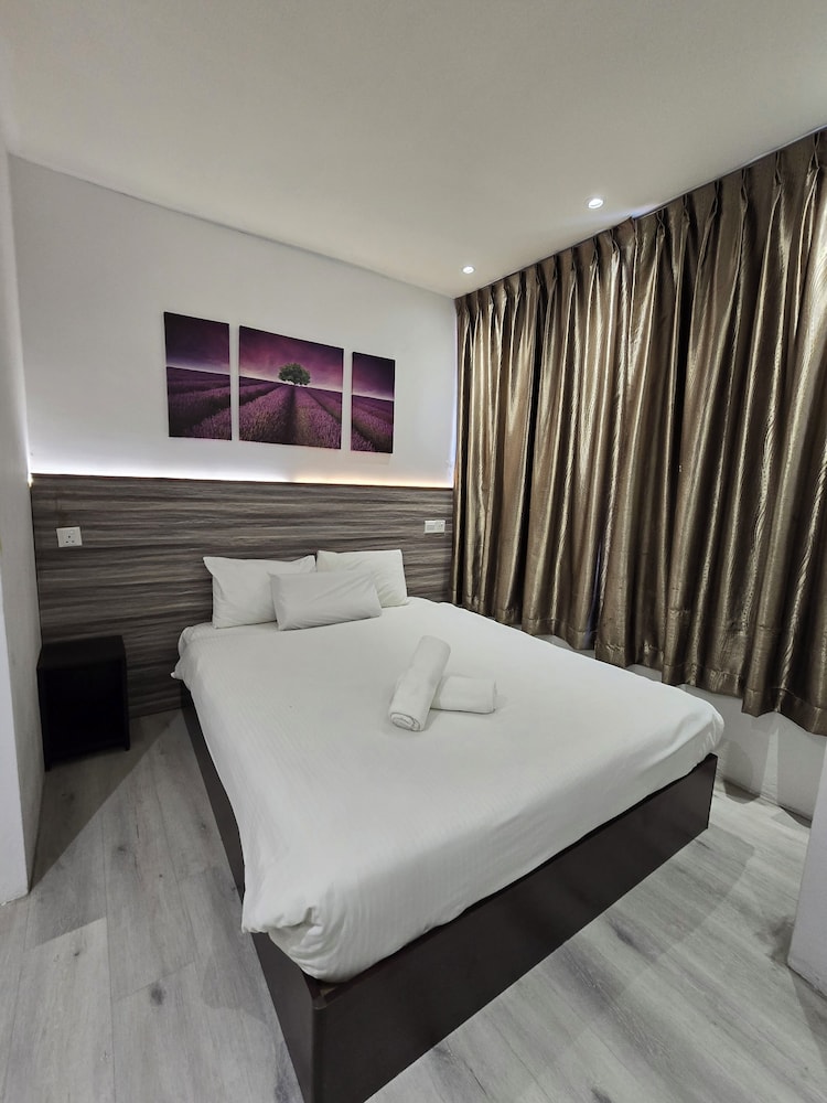 ROOM, QUEEN BED