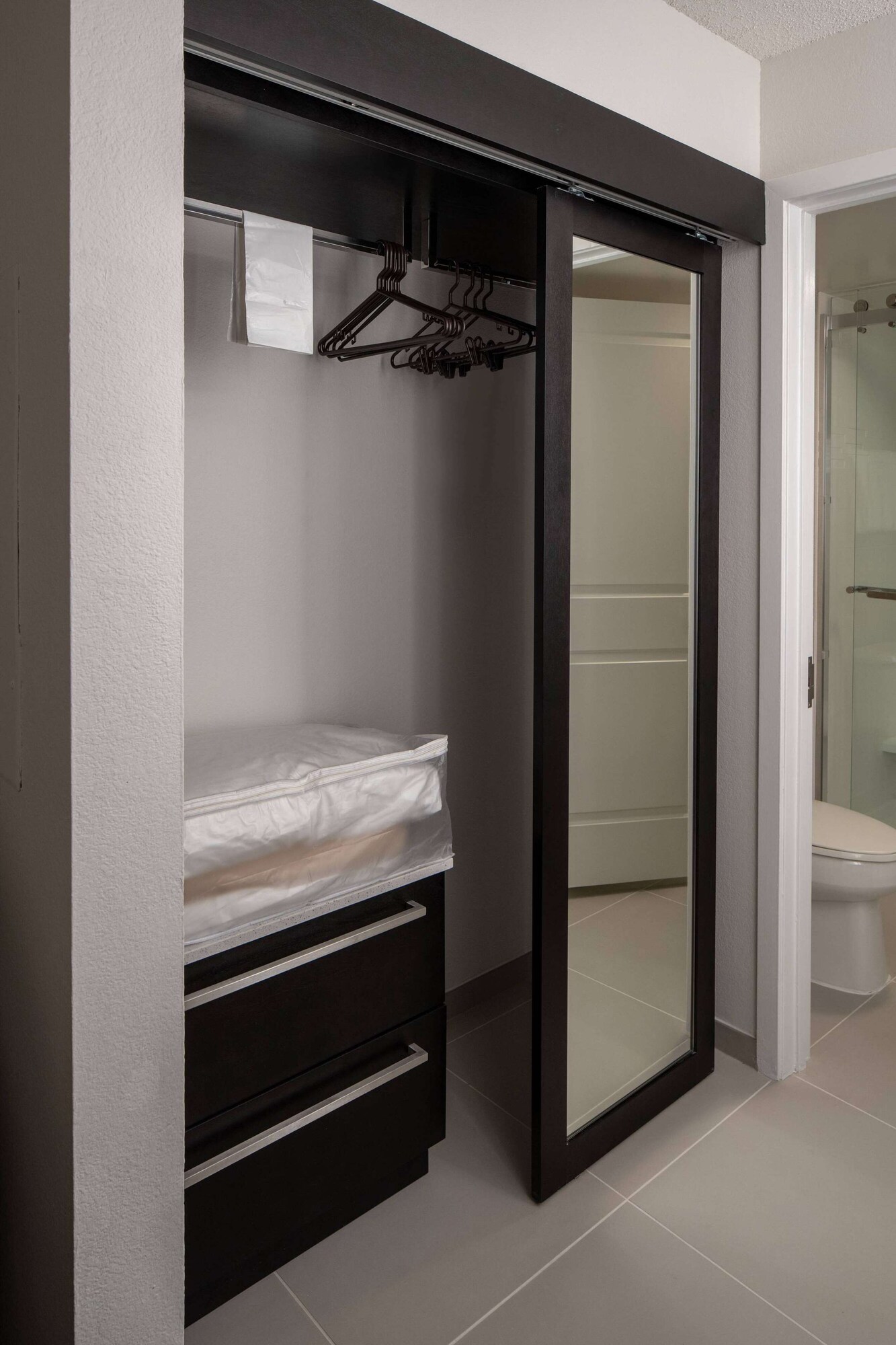 جناح بسرير كوين بغرفة نوم واحدة مع أريكة لذوي الإعاقة، Sonesta Es Suites Fairfax Fair Lakes 7/7
