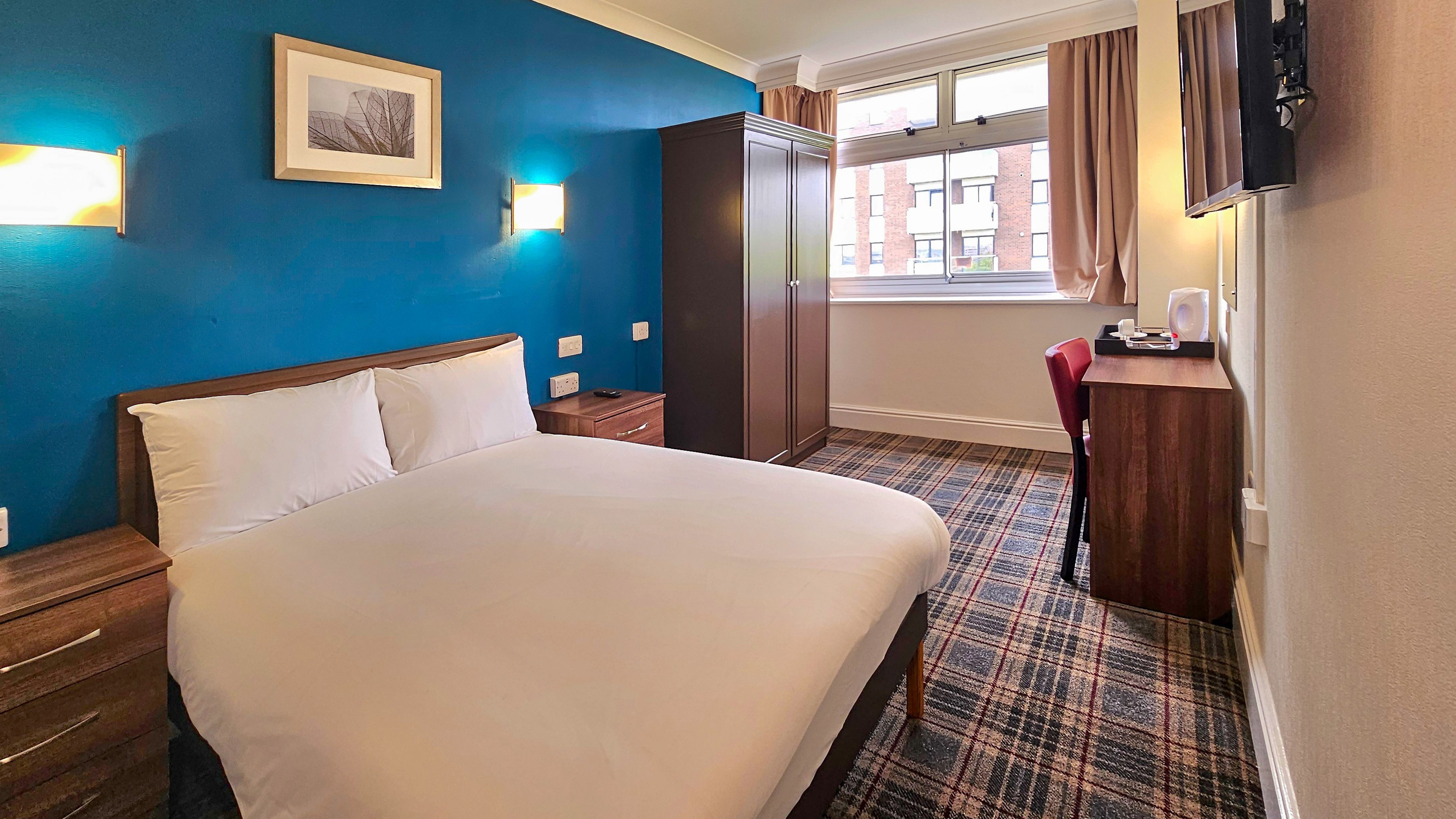 ROOM, DOUBLE BED