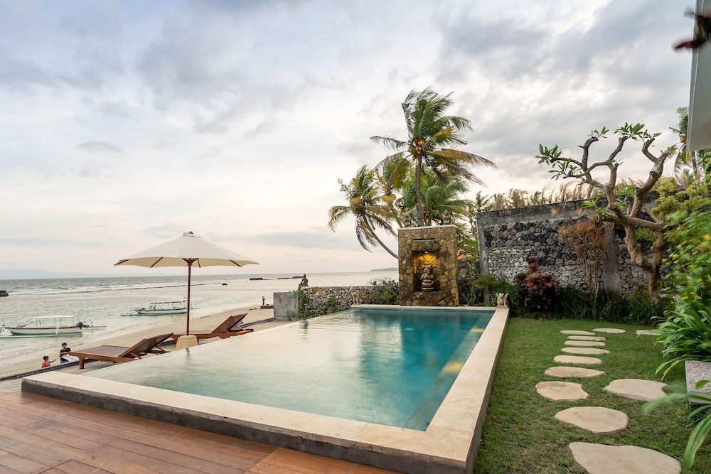 Utama Villas Beach Front Candidasa 37/38
