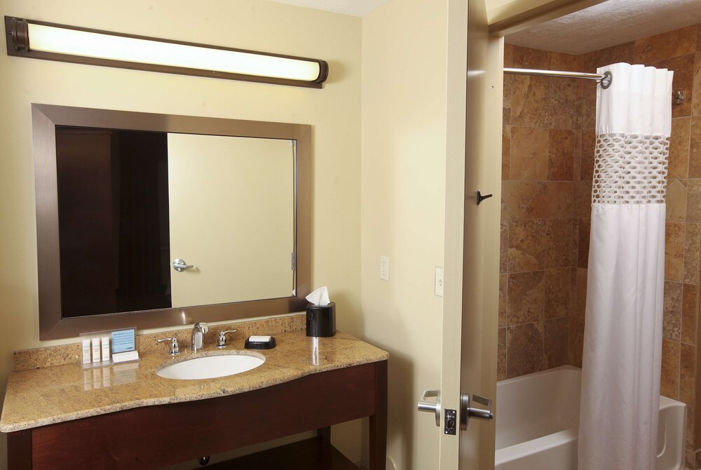 Hampton Inn Suites Fargo Medical Center 11/36