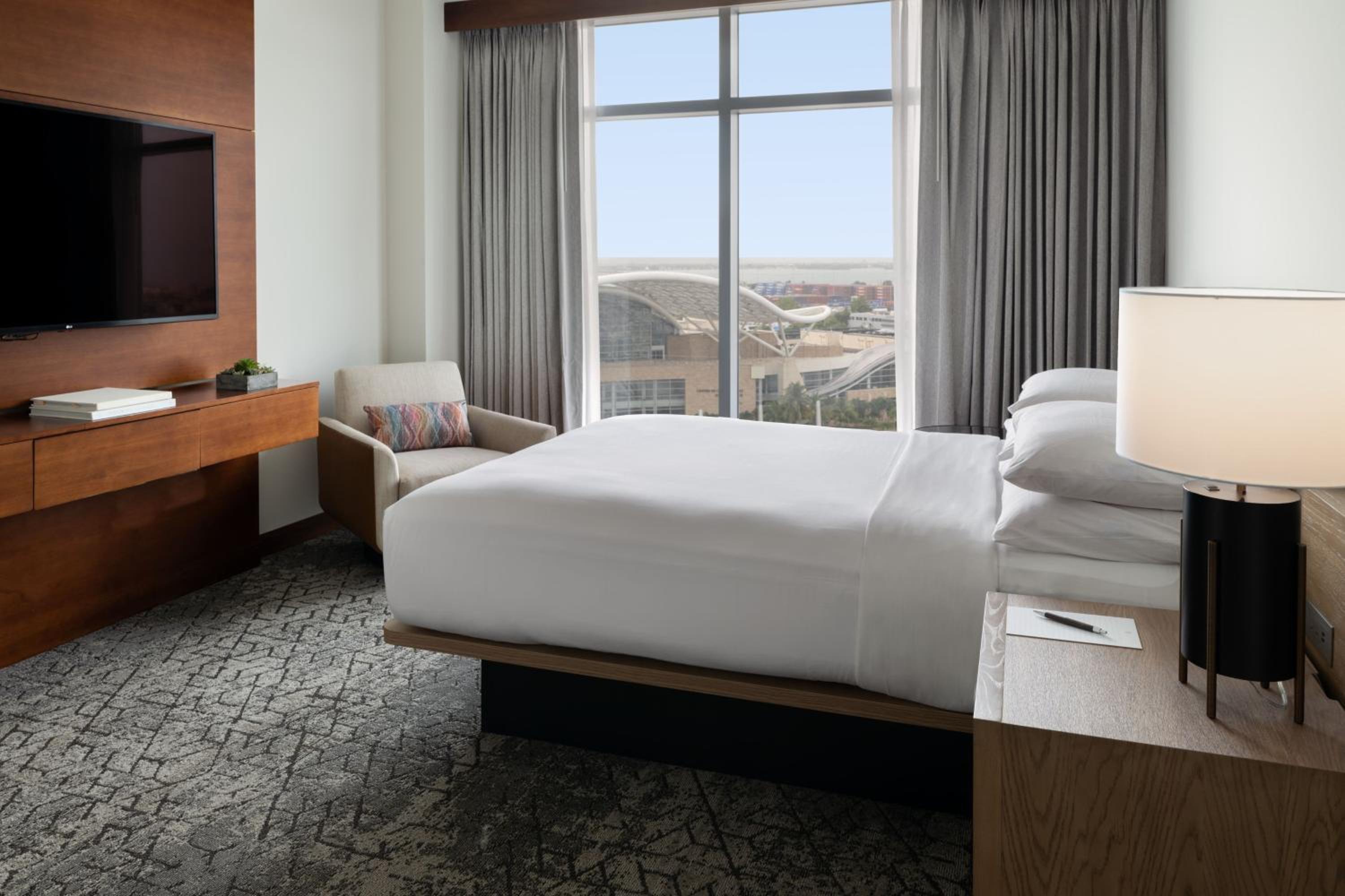 Presidential, Suite, King Bed, King and Queen Bed, Bay View, Sofa, Jetted Tub
