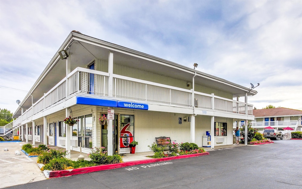 Motel6 Medford, OR - North 7/52