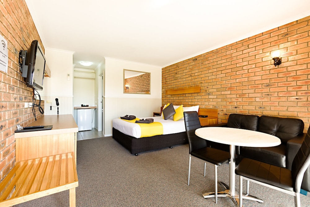 STATESMAN MOTOR INN 3/25