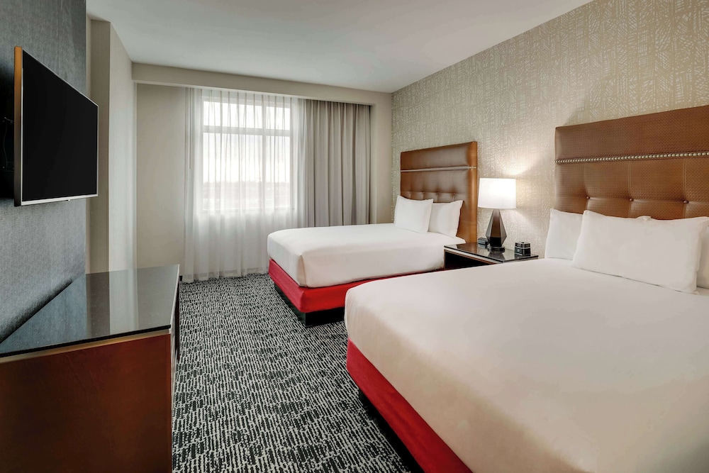 2 Rooms, Suite, 2 Queen Beds, Sofa, High Floor, Accessible