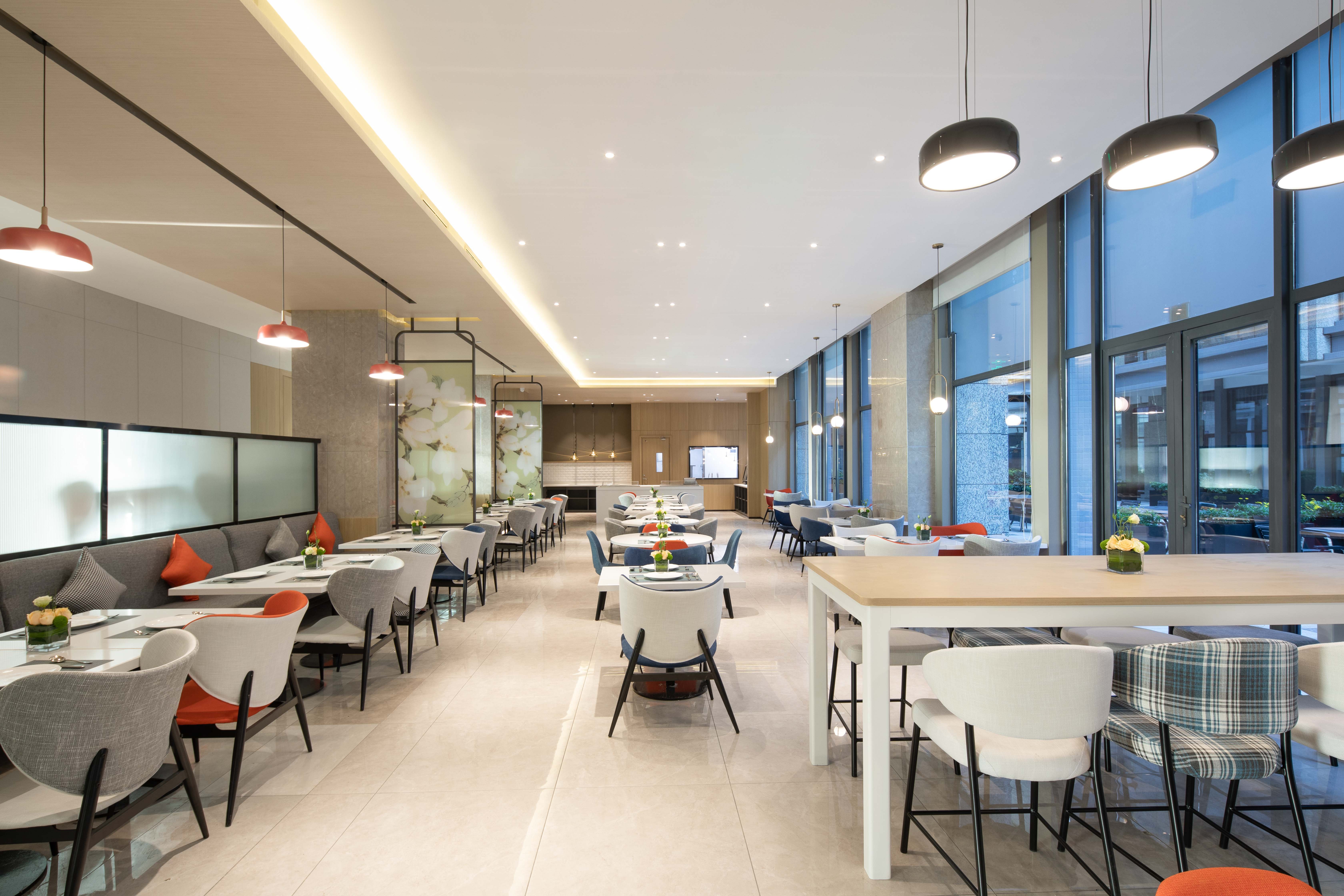 Holiday Inn Express Chengdu Wuhou New City 35/50