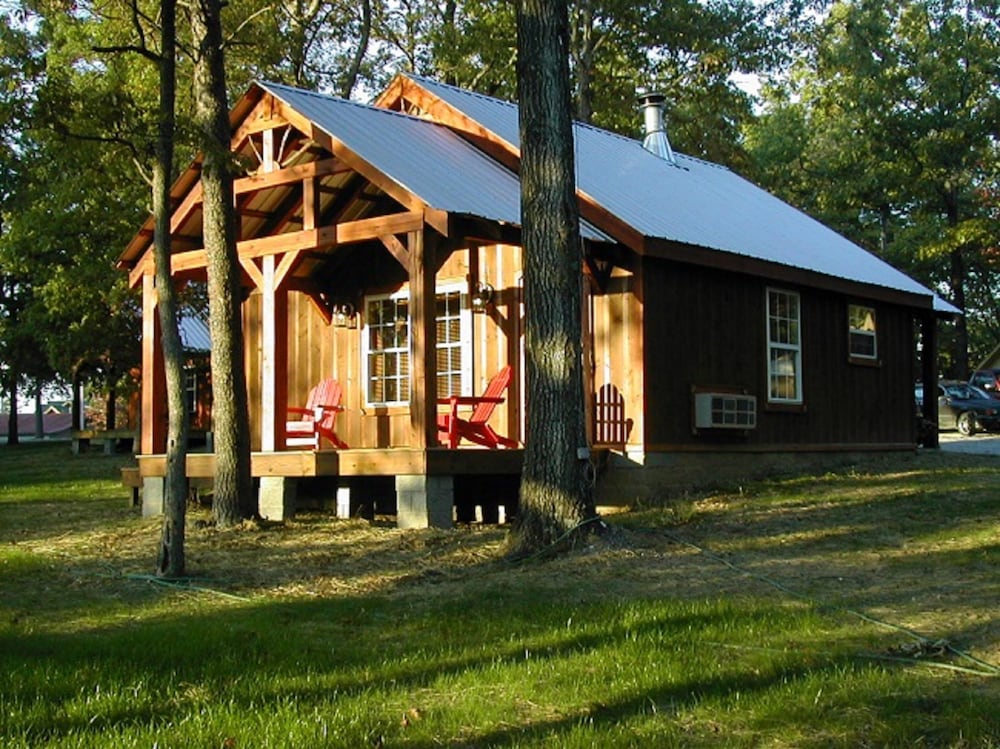 The Smokehouse Lodge and Cabins 3/75