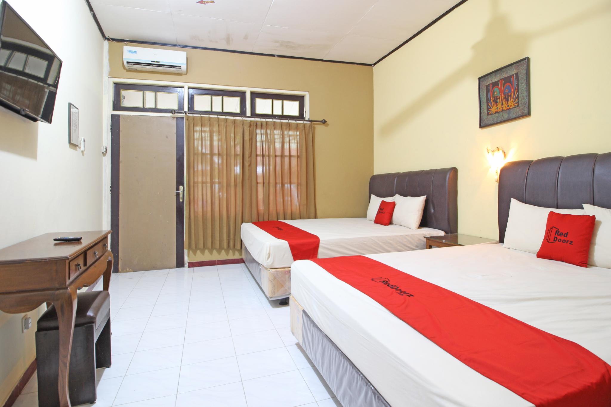غرفة عائلية، Reddoorz Near Pojok Beteng Yogyakarta 2/3