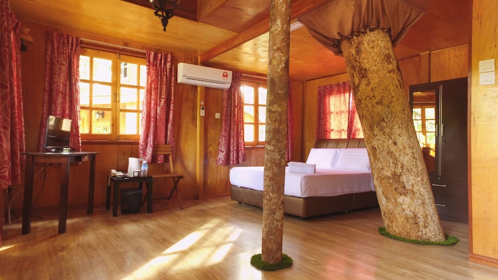 Borneo Tree House 12/25