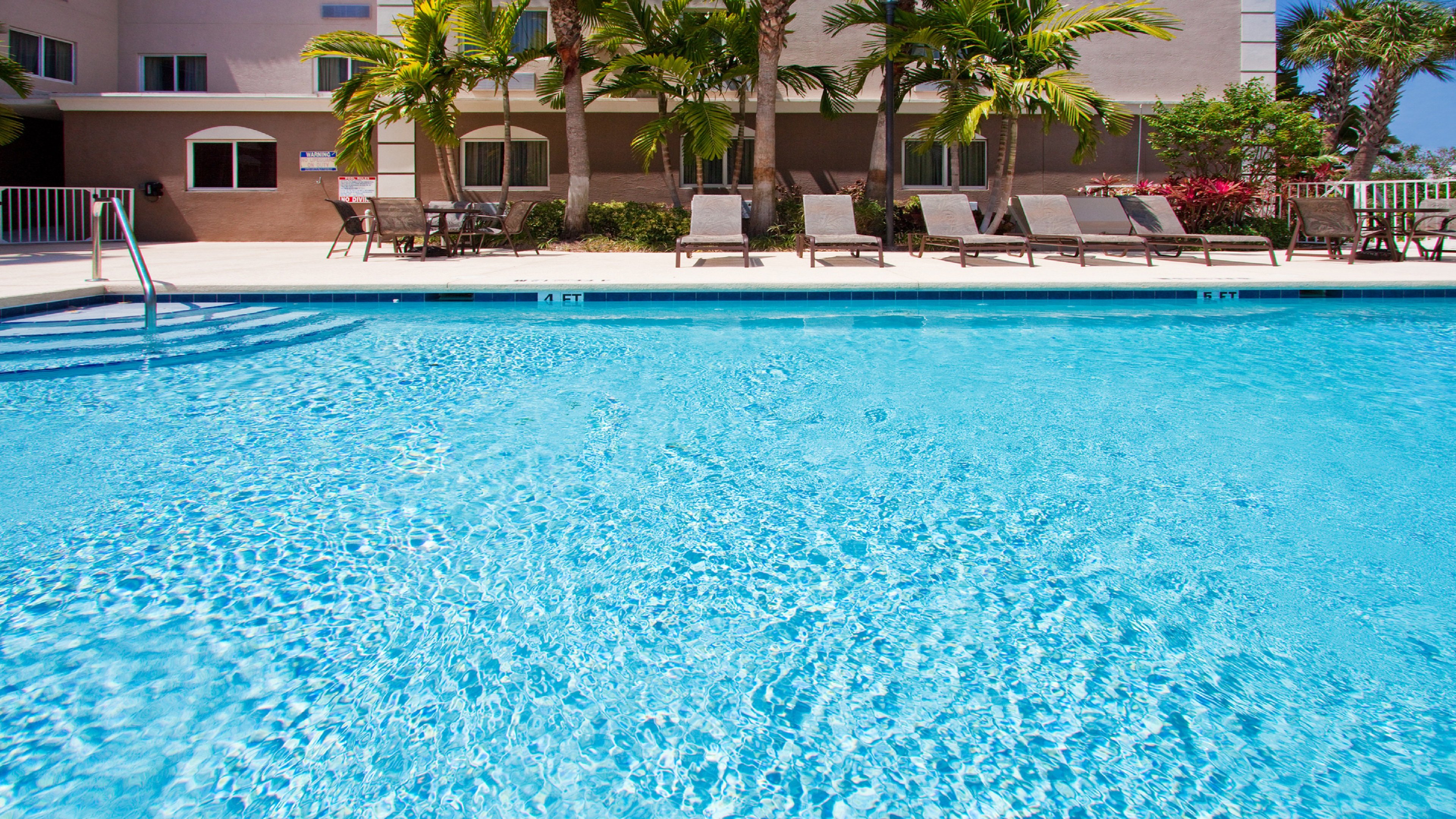 Holiday Inn Express West Palm Beach Metrocentre 72/74