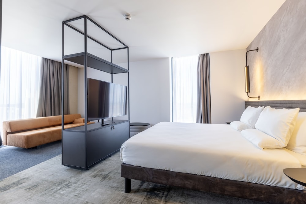 STUDIO, KING BED, SOFA