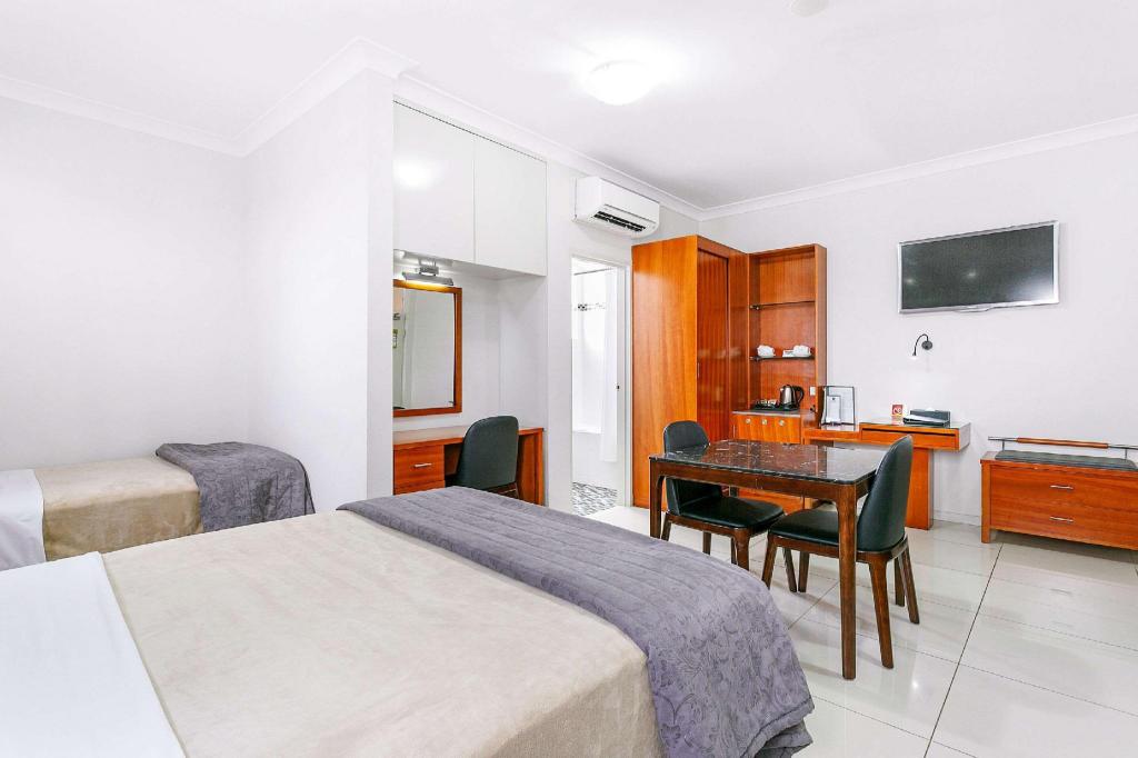 ROOM, QUEEN AND TWIN BEDS