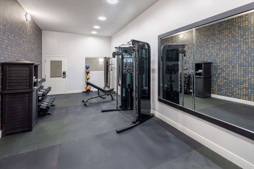 La Quinta Inn & Suites by Wyndham Angleton 24/50