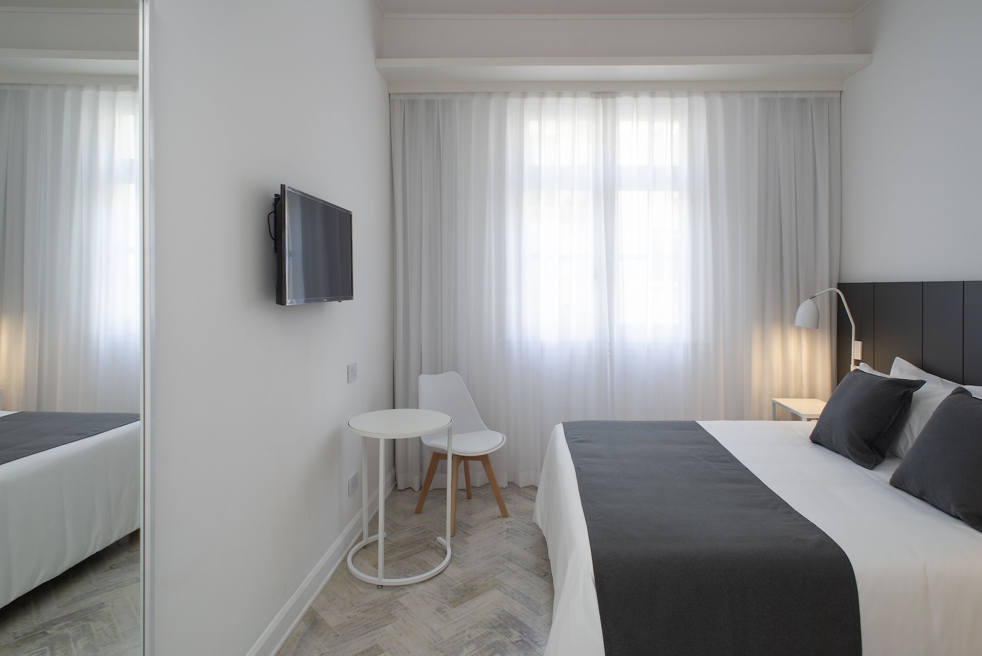 Studio, Queen Bed