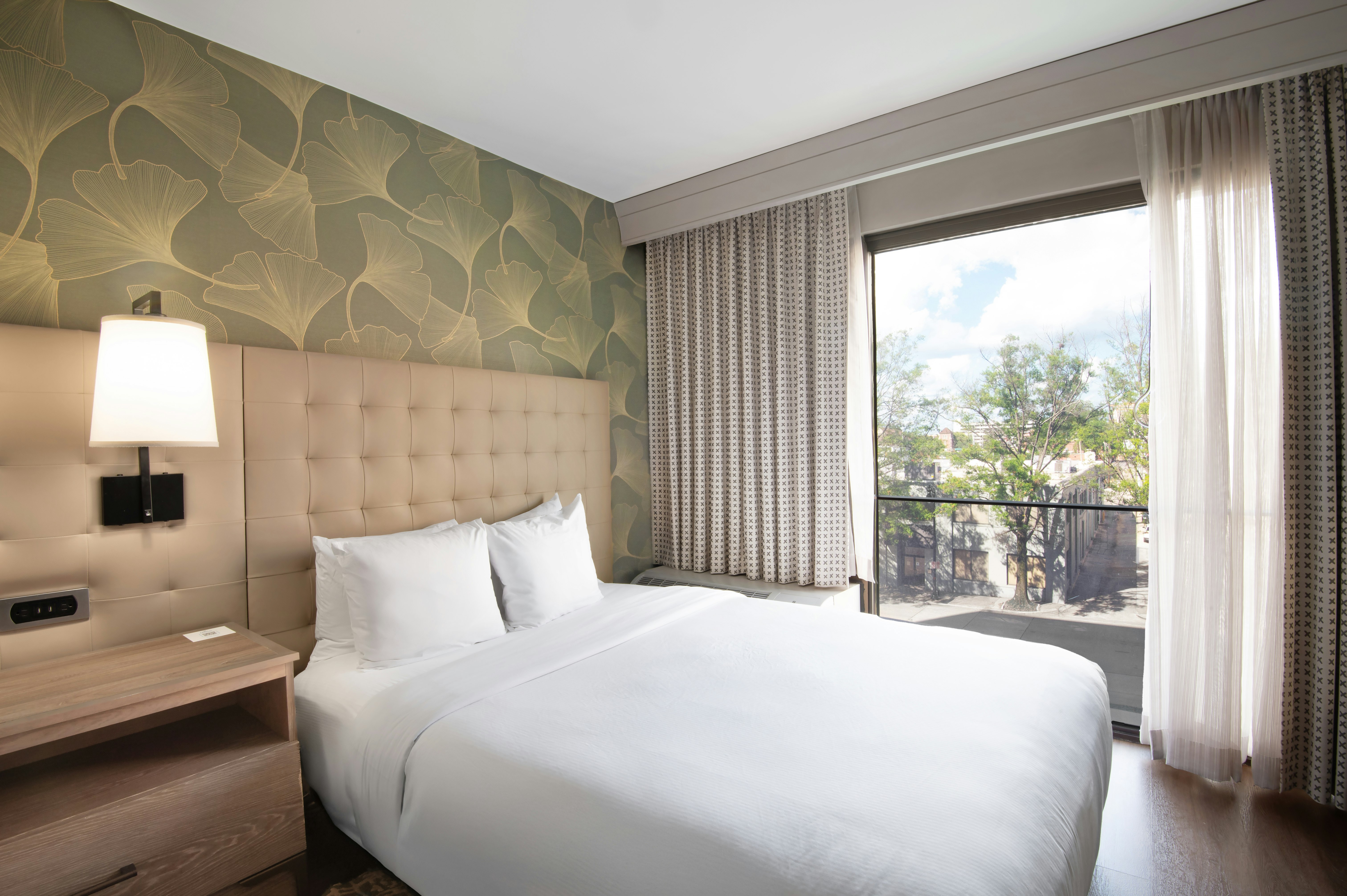 ROOM, KING BED, CITY VIEW
