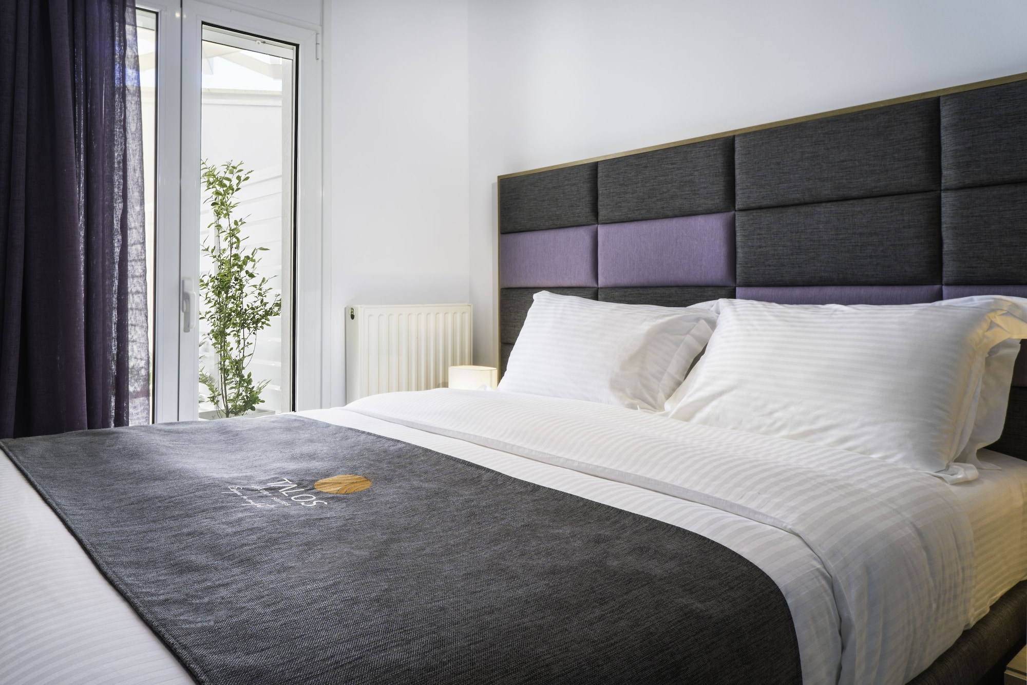 JUNIOR SUITE, QUEEN BED, SEA VIEW, SOFA, KITCHEN