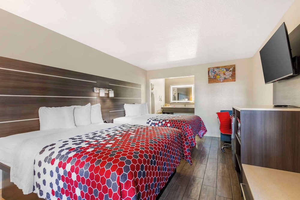 UPGRADE, 2 QUEEN BEDS, SMOKING