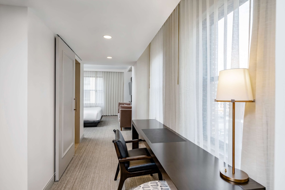 Hotel Fort Des Moines, Curio Collection by Hilton 73/81