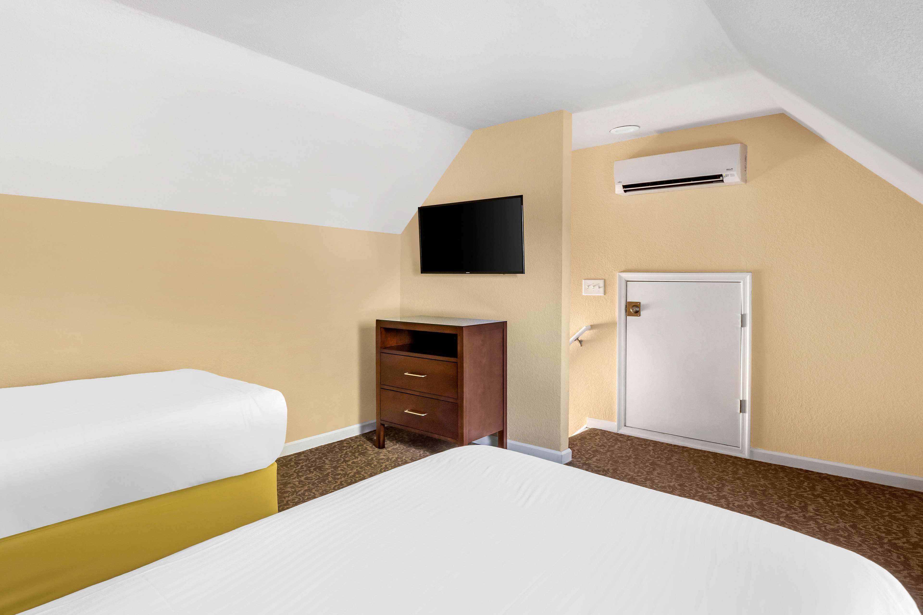 3 BEDROOMS, SUITE, TWIN BEDS, 2 KING BEDS, THREE STORY, SOFA