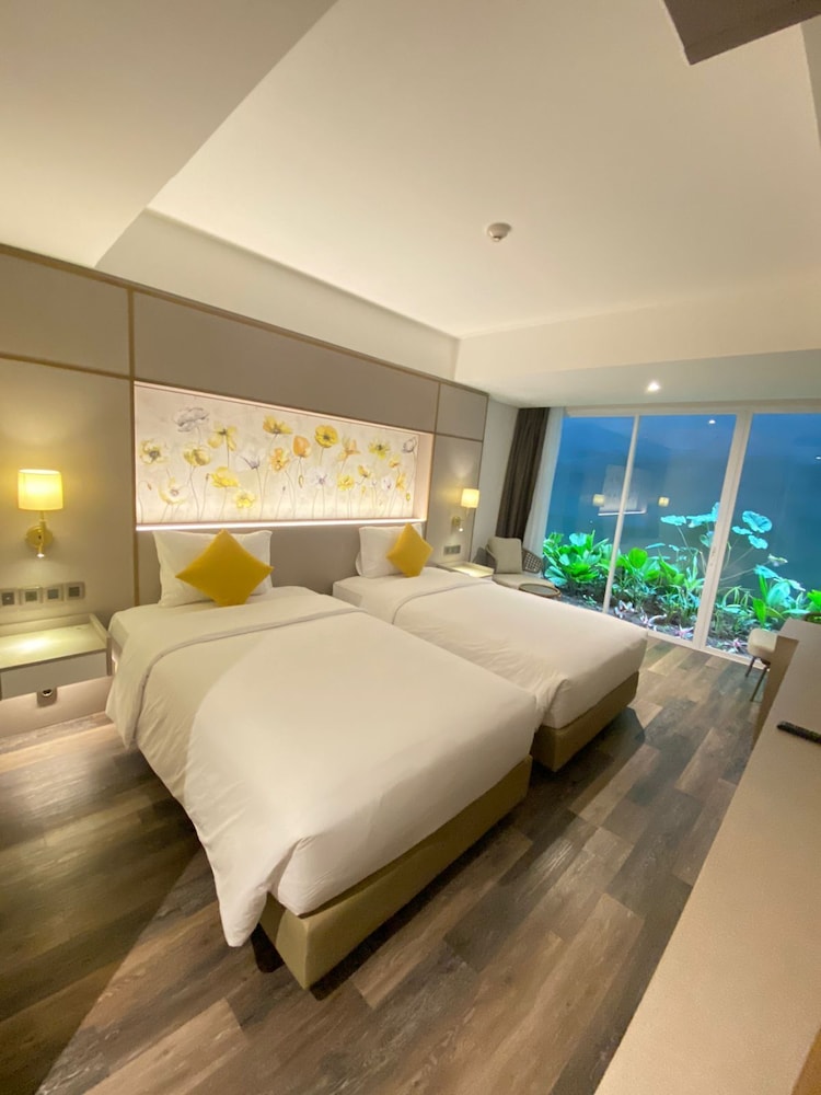 Sunday Hotel Arshika Sunset Road 22/60