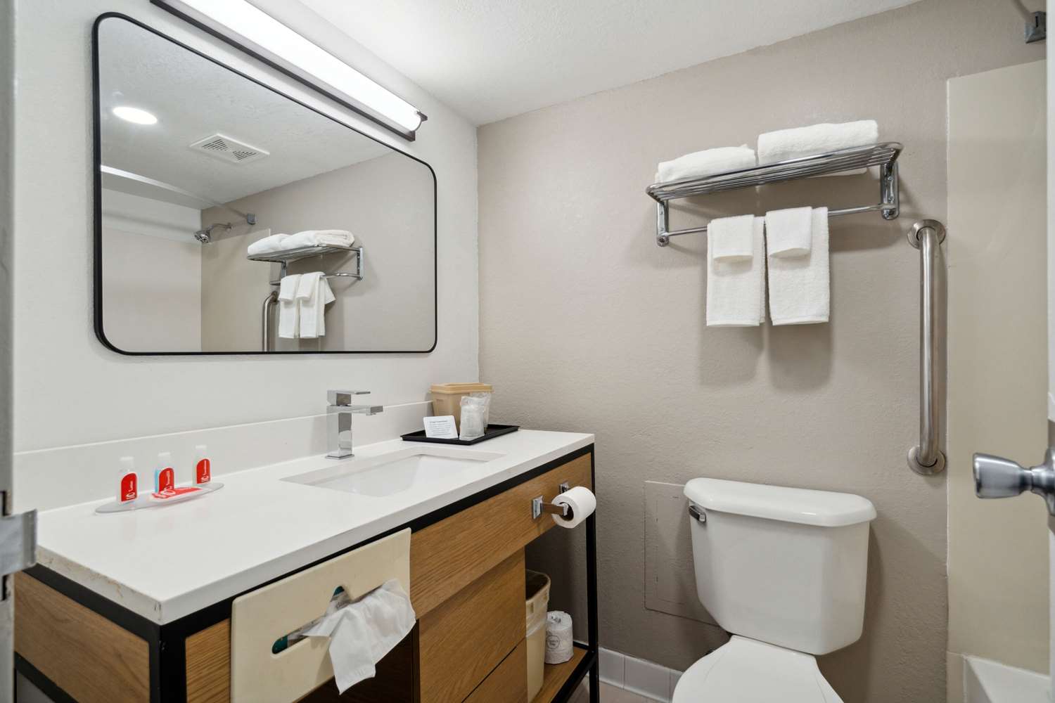Econo Lodge Inn & Suites Waterloo Downtown 28/30