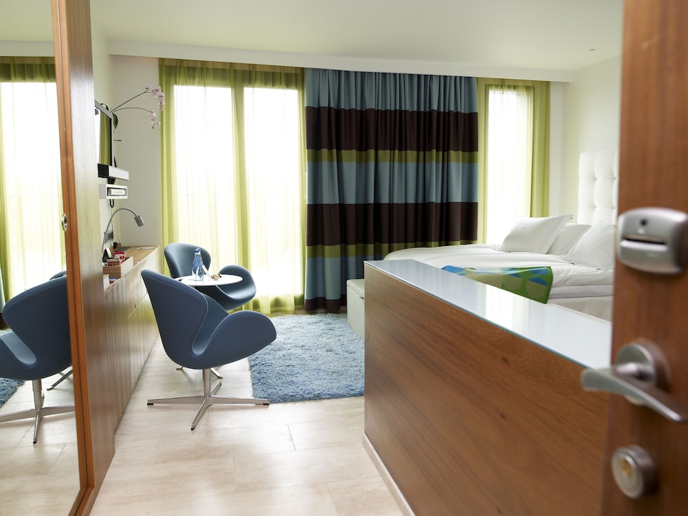 Avalon Hotel 36/48