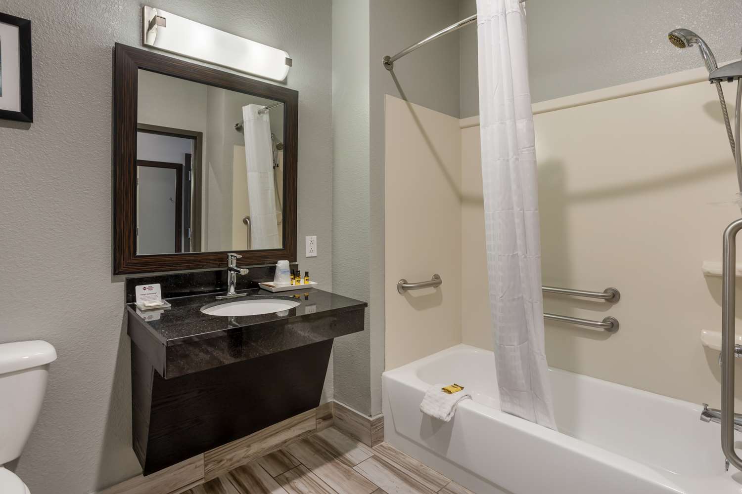 غرفة بسرير كينج بحوض استحمام لذوي الإعاقة، Best Western Plus Columbia Inn 4/4
