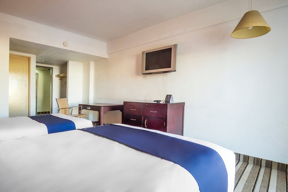Grand, 4 Double Beds, Courtyard View, Hotel Costa Ensenada 5/8