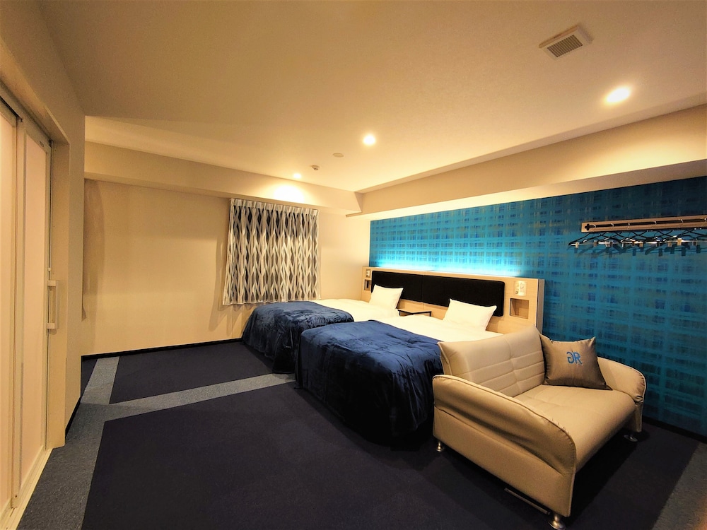 UNIVERSAL, 2 DOUBLE BEDS, SOFA