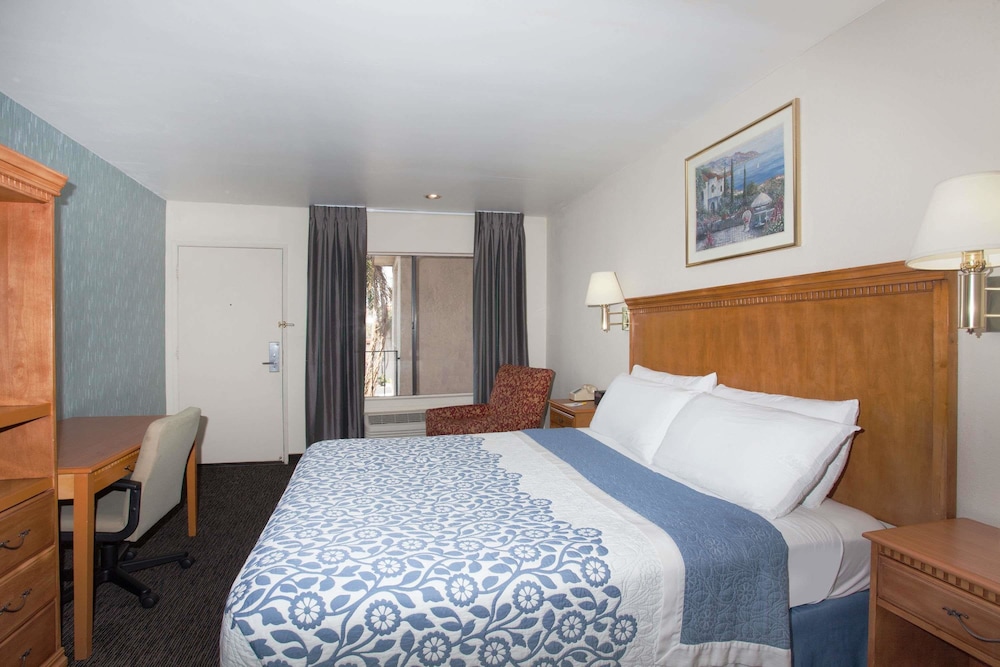 Days Inn by Wyndham Anaheim Near The Park 15/45