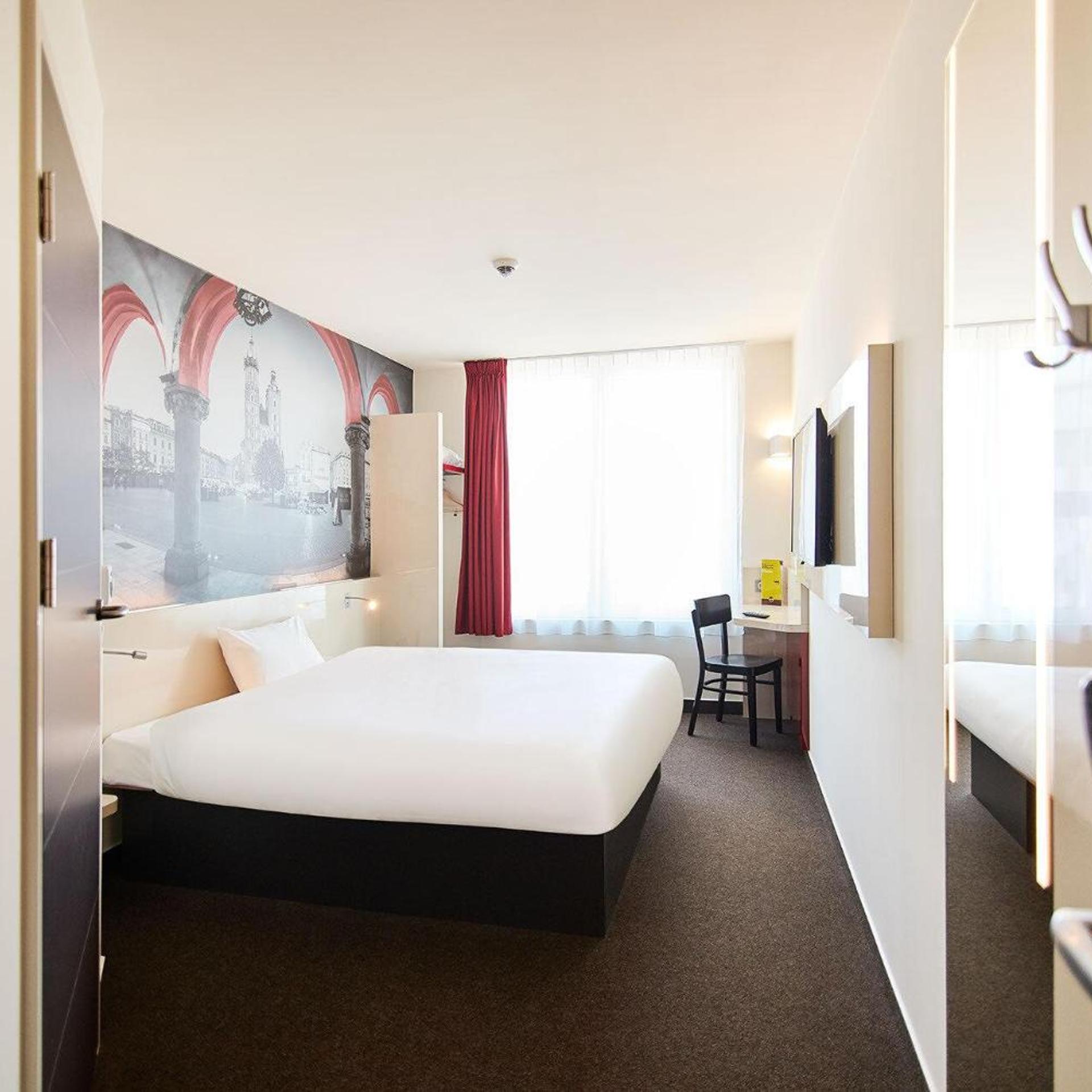 ROOM, DOUBLE BED