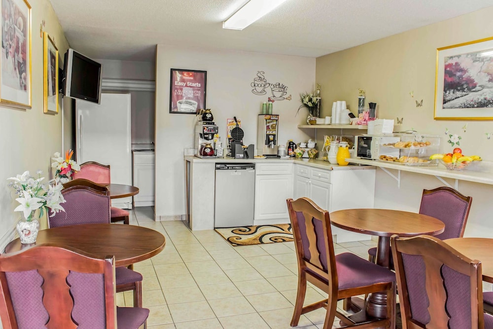 Econo Lodge Creedmoor - Butner 23/26